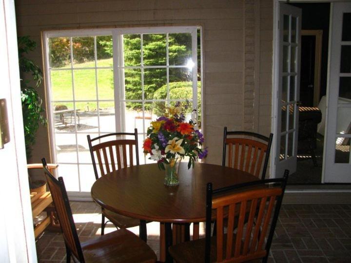 Spruce Hill Inn & Cottages Mansfield Camera foto